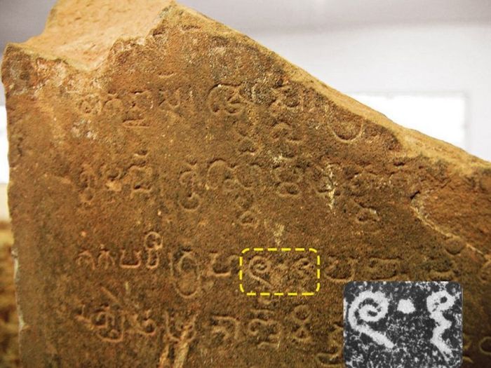 Le zéro le plus ancien est en ancien Khmer. Ci-dessus 6.5 ou 605 le point est un 0.