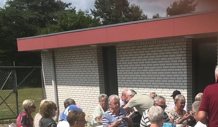 Sommerafslutning udenfor svømmehallen onsdag den 29. juni 2022 - nu hygger vi
