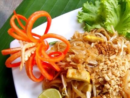 1b. Pad Thai Tofu. Wokade risnudlar m. tamarind sås och friterad tofu, böngroddar och kinesisk gräslök  100:-