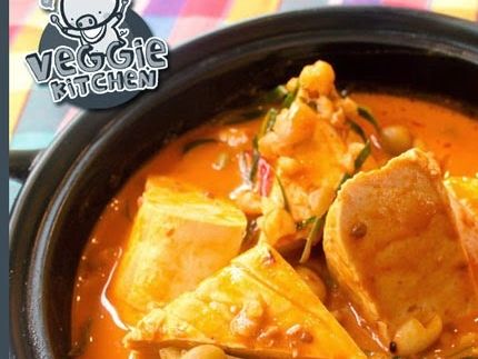 2b.  Geng panang tofu. Tofu i kokosmjölk, panang curry, bambu, basilika, kafir lime leaf grönsaker och ris 100:-