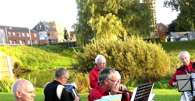 Den sidste lune sensommeraften i 2016 spiller vi ved Gudenåen 