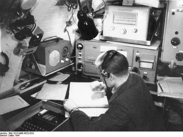 U-Boot Funkraum ua mit einem Radione R2, links vorn die ENIGMA.