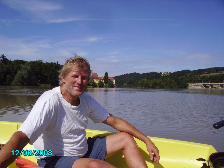 Walter, OE5SRM, bei einer Bootsfahrt am Inn