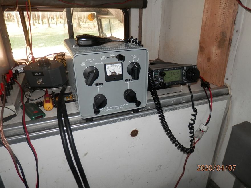 Arbeitsplatz im Pinzi: IC706MkIIg und Antennentuner RF675
