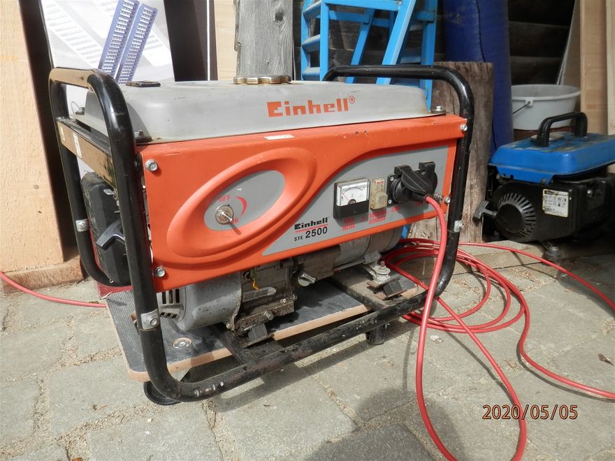 Notstromaggregat 2,5 kW, ist beim OE-Contest 2020 7 Stunden durchgelaufen. Das kleine blaue rechts davon leistet 700 Watt mitg einem 2-Taktmotor.