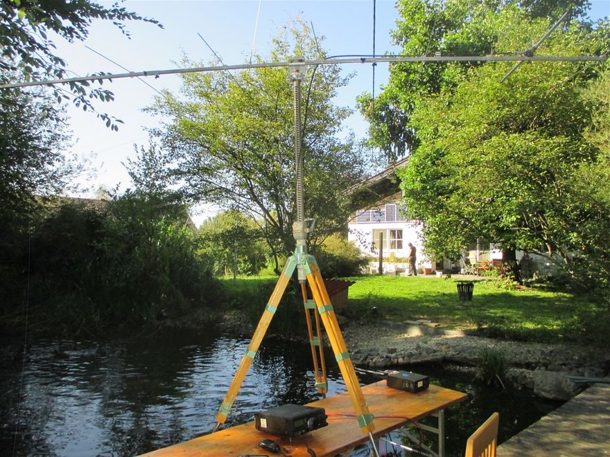 Zwar kein Mast, sondern ein Stativ der Fa. Körting von 1935. September 2020: Teilnahme am IARU VHF-Contest