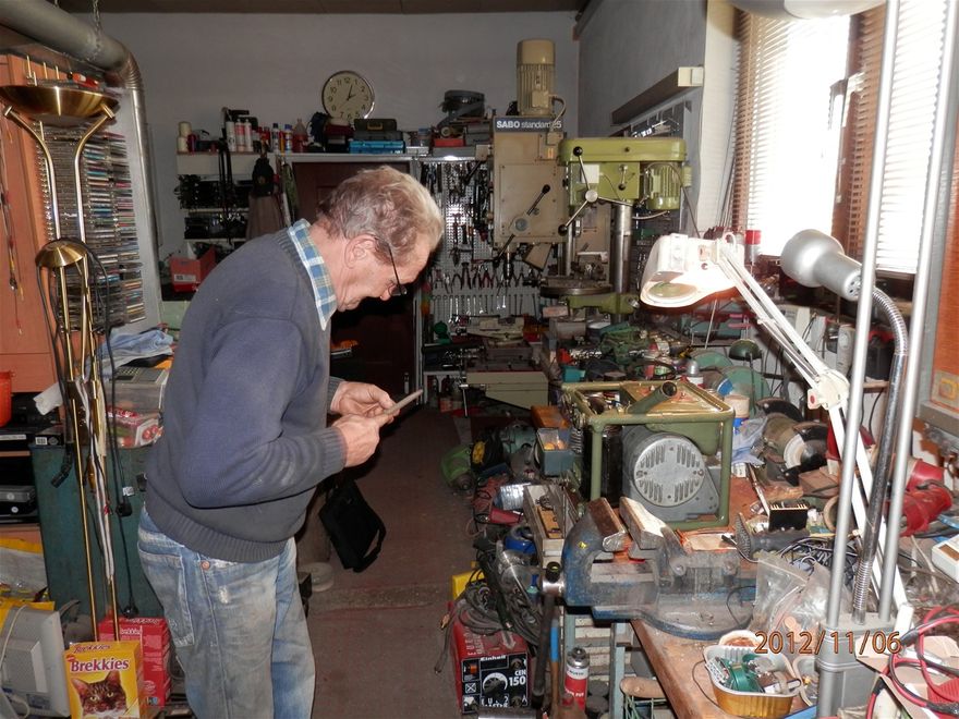 Lois am Werk: er repariert gerade den Bezinhahn meines GG-400 Panzerwürfels.