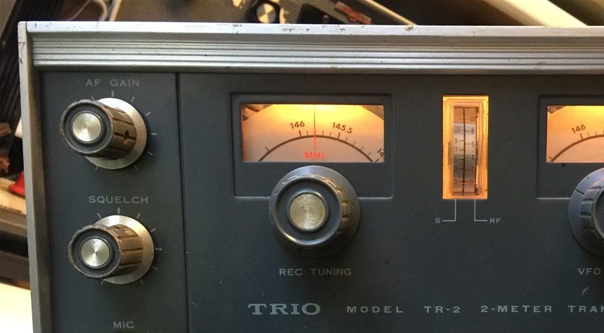 Der Trio TR-2E hatte zwei getrennte VFOs für Sender und Empfänger. 'So konnte man jede beliebige Ablage einstellen, aber er arbeitete inicht in FM, sondern in AM !