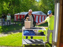 Det var nødvendigt med kolde drikke i det flotte vejr