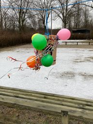 Tønden er hængt op over den snedækkede bane