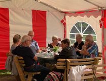 Solen skinnede ind af teltvinduerne