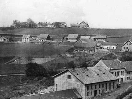 Kværnerdalen sett fra Ekebergskråningen med noen av husene i Enebakkveien (