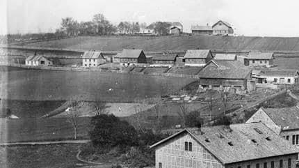Husene på Hylla på rekke og rad i bakgrunnen med Hovedbanen bak seg i 1870. Foto: Ole Tobias Olsen, Oslo museum