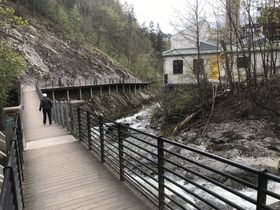 Hengebro og fjellhylle