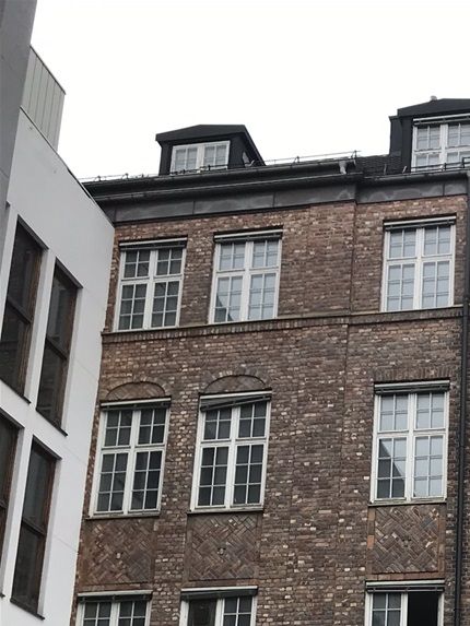 Det gamle administrasjonsbygget til Kværner Brug er vernet, men det planlegges ny høyskole inntil dette.