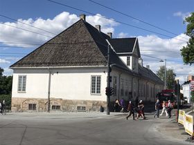 Oslo Ladegård i krysset Oslogate/Bispegata, der det opprinnelige gamle Oslo torg lå og Bispealmenningen gikk.