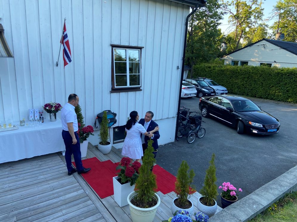 Huan, Hoang og ambassadøren