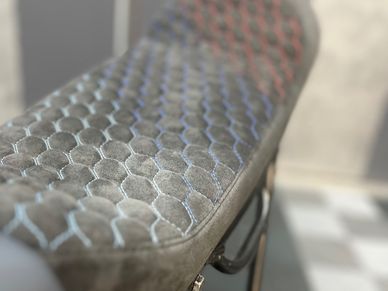 Coffee Racer Sitzbank aus Alcantara mit M Stickung