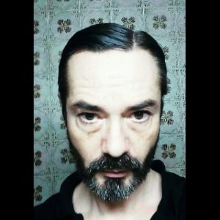 Antonio Huerta Beltrán soy el autor de todo este mundo. A ver no es el tema central, pero creo que me indujeron un trastorno delirante un colectivo, es una rayada pero es lo que siento. Estudié una  ingeniería técnica llamada de obras públicas, no se como se llama ahora. Diseñador o pintor digital autodidacta, con los  pseudónimos: Ojolagrimas y Lágrimas Ingrávidas.Tengo pocas aficiones pero las que tengo las disfruto. Enamorado y de la decada de los 80 y 90. Demócrata y con la necesidad de creer en Dios. Pero todo esto es otra historia.  Recordad si hago publicidad para ganar dinero es por recuperar lo invertido, por dejar algo a hermanos y amigos, y nada más, que yo con lo que tengo de pensión, podría no haberme complicado la vida.