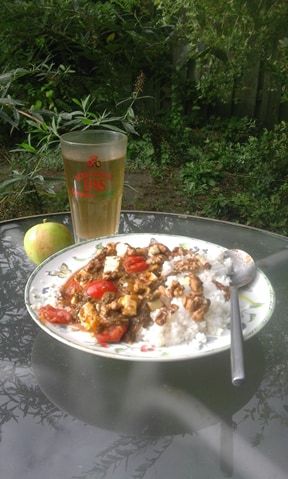 (22-07-2022) Palak paneer with rice, an apple and cold tea from the garden. This meal is packed with antioxidants, vitamins and minerals. Very tasty and very healthy. Eat potato, rye and onion daily and palak paneer once a week for a balanced diet in the Netherlands.

Palak paneer met rijst, een appel en koude thee uit eigen tuin. Deze maaltijd zit boordevol anti-oxidanten, vitamines en mineralen. Erg lekker en heel gezond. Eet dagelijks aardappel, rogge en ui en 1 keer peer per week palak paneer voor een gebalanceerd voedingspatroon in Nederland.    