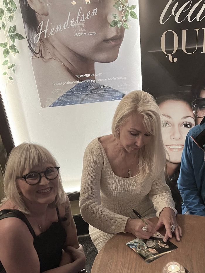 Oslo 17.09.2022 - Frogner kino - Elvis film og konsert - Signering av bilde av Linda Thomsen.