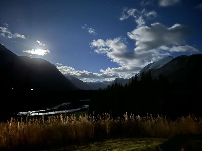 Høststemning fra Kirkesdalen. Nydelig måneskinn 09.10.22. 