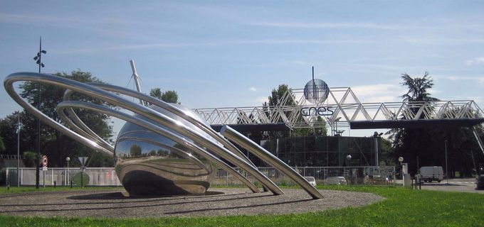 Indgangspartiet til CNES, Det franske Nationale Rumfartscenter i Toulouse.
Foto: Ole Henningsen
