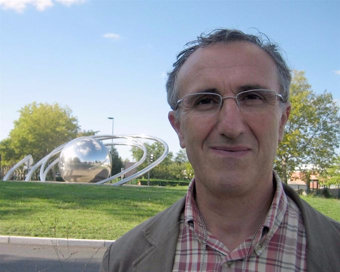 Xavier Passot at the main entrance to the CNES, the French National Space Center in Toulouse.
Photo by Ole Henningsen, SUFOI Picture Library
