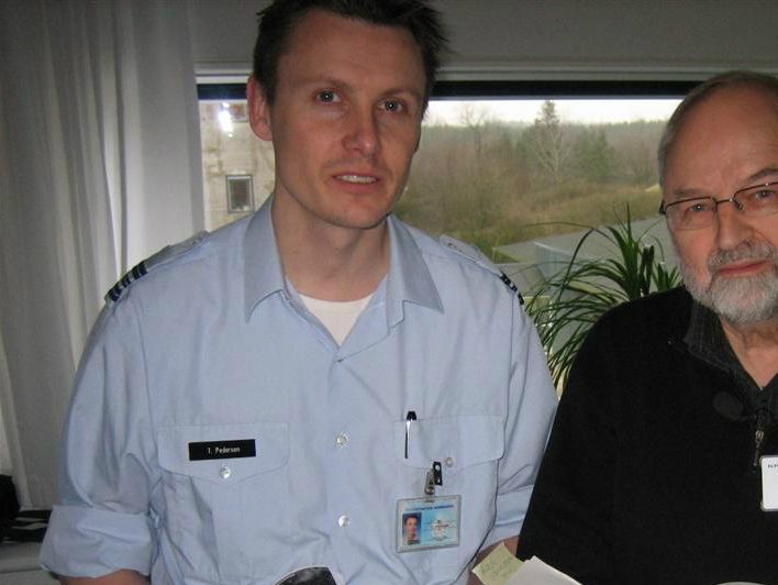 „Ufo-mappen har flere år stået i reolen på mit kontor“, fortæller kaptajn Thomas Pedersen. Han er en af kræfterne bag offentliggørelsen af indholdet. „Den indeholder jo alligevel ingen form for hemmeligheder, så materialet kan lige så godt komme frem, så alle kan se, hvad der ligger i arkivet.“ SUFOI's Ole Henningsen kunne samtidig overlevere FTK bl.a. kopier af arkivmateriale, som ligger forud for det nu offentliggjorte, militære arkivmateriale.
Foto: Ole Henningsen 
