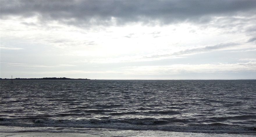 Terrain de jeu privilégié, plage de l'Espérance à Fouras. Equipement Bic T293 7,8m² en fin d'après-midi, vent léger de 15 noeuds. En arrière plan: l'île Madame.