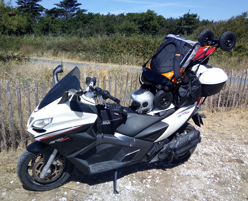 Coté pratique, pour le transport du matériel j'utilise souvent mon scooter. Cela permet de m'approcher au plus près de la plage. Ici parking de Grand-Village-plage sur IO.
