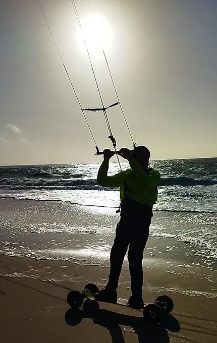 IO, plage des Sables Vignier, kite 5m² par vent fort. L' espace d'évolution est réduit, les bourrasques de vent et la proximité des dunes font de cet exercice un bon apprentissage du kiteboarding.