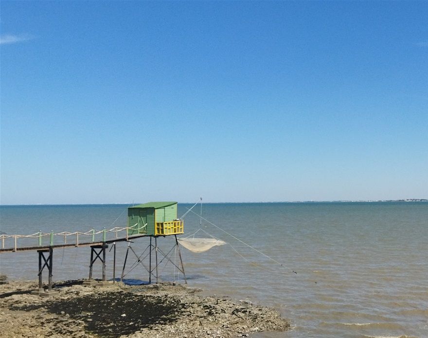 Sa plage, ici c'est Fouras Nord, en face au loin on devine Les Boucheleurs, Angoulins puis La Rochelle.