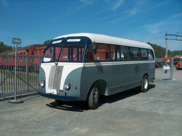 1948 Volvo, 27 seter, L: 8,40 m, B: 2,19 m, Egenvekt: 4640 kg, Totalvekt: 7000 kg. Karosseri: Hønefoss Karosserifabrikk A/S (HØKA).