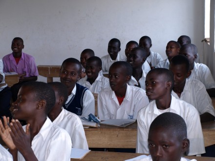 En skole for større elever. Nogle af dem har påtaget sig den opgave at fortælle om hiv og aids i landsbyerne.