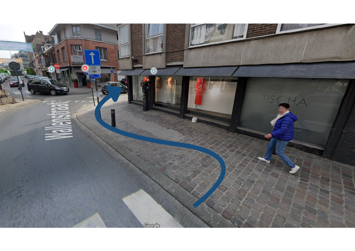 Steek over en sla de straat in.
