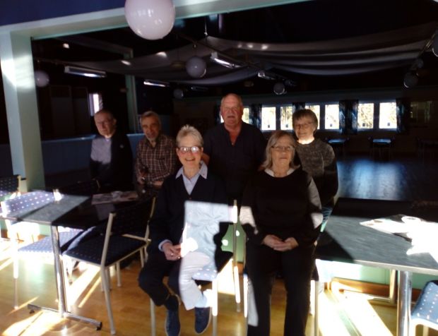 Oreparkens Styrelse 2021. Bengt, Tommy, Maj-Britt, Tore, Vera, Britt-Marie samt Lars-Olov (ej på bilden) På årsmötet deltog 17 medlemmar. Alla fick ta del av verksamhetsberättelse, verksamhetsplan 2021 samt budget och investeringsplan 2021. Det som prioriteras är ett diskrum. Efter mötet bjöds besökarna på kaffe och smörgås och godisbit. Kommande aktivitet är städdag samt loppis.