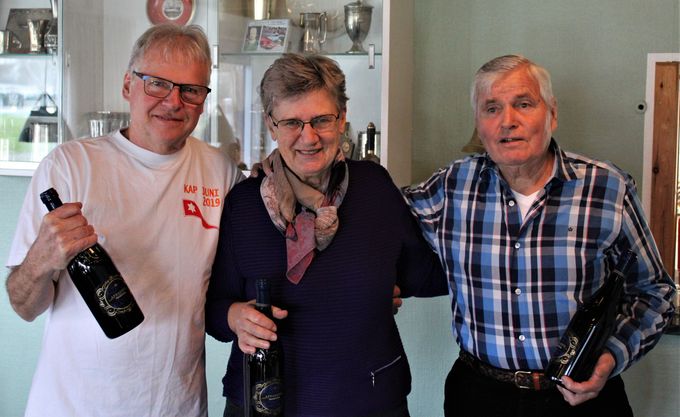 Vinderne af indendørs rokonkurrencen. Fra v. Carlo, Grethe og Preben, Pelle var desværre gået inden præmieoverrækkelsen