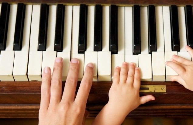 (con't from Part I)
Once again, it's not your fault if the standard size keyboard isn't the right size for your hands; you are not alone; in fact, there are many others in the same situation.
Hands come in all shapes and sizes (photo); find out what your hands can be good at, and play pieces that have those qualities.
Cooperate with your hands, and don't expect them to do things for which they're not suited.
Be constantly on the lookout for ways of redistributing notes between the hands to find more efficient technical solutions to a passage.
When administered under the watchful care of a knowledgeable teacher, stretch and flexibility exercises also can be a tremendous help and produce a slight increase in span, which can make all the difference [See blog, Exercises, Part I, Touch, Part IV], but be aware of this danger:
You can overdo it; Schumann had to abandon a concert pianist career after permanently injuring his fingers using a stretching apparatus.
So please, be careful with stretch exercises; if you feel tension setting in, or if you feel pain, stop immediately.
Extremely careful daily stretching (I cannot overemphasize 