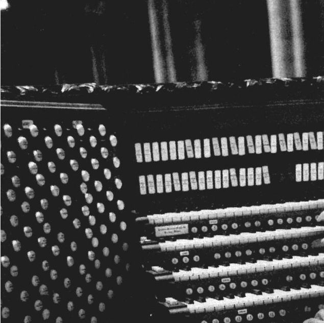 There are times when an organist faced with playing in an extremely dry acoustical space does 