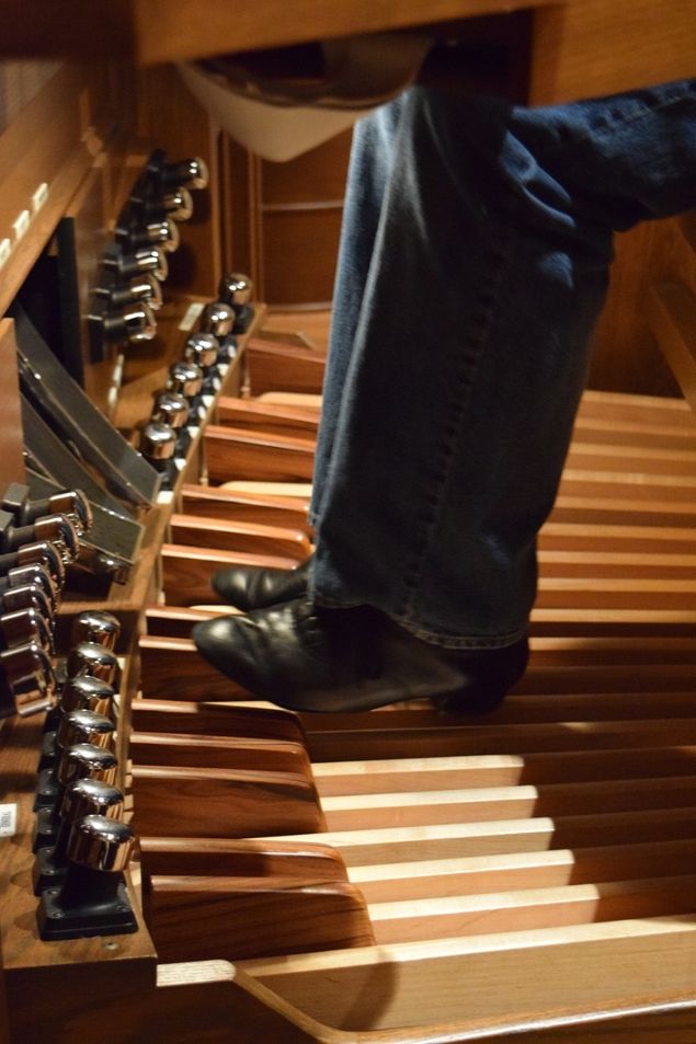 When we first sit on the organ bench the toes of both shoes are placed in the spaces in the middle of the pedalboard between the sharps (photo); from this initial position of orientation, centered directly above the pedal D key in the middle, the feet then learn to 