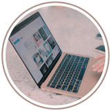 Laptop met Canva open op het scherm – ontwerpprogramma in gebruik