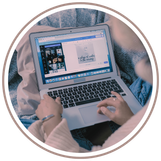 Laptop met Canva open op het scherm – ontwerpprogramma in gebruik