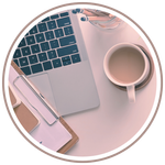 Actief bezig met ontwerpen en contentcreatie op laptop
