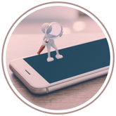 Smartphone met social media-profiel en vergrootglas, benadrukt focus op profieloptimalisatie.