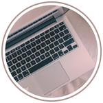 Creatieve werkplek met laptop en notitieboek, inspiratie voor contentplanning.
