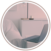 Illustratie van een laptop, symbool voor online diensten en social media beheer