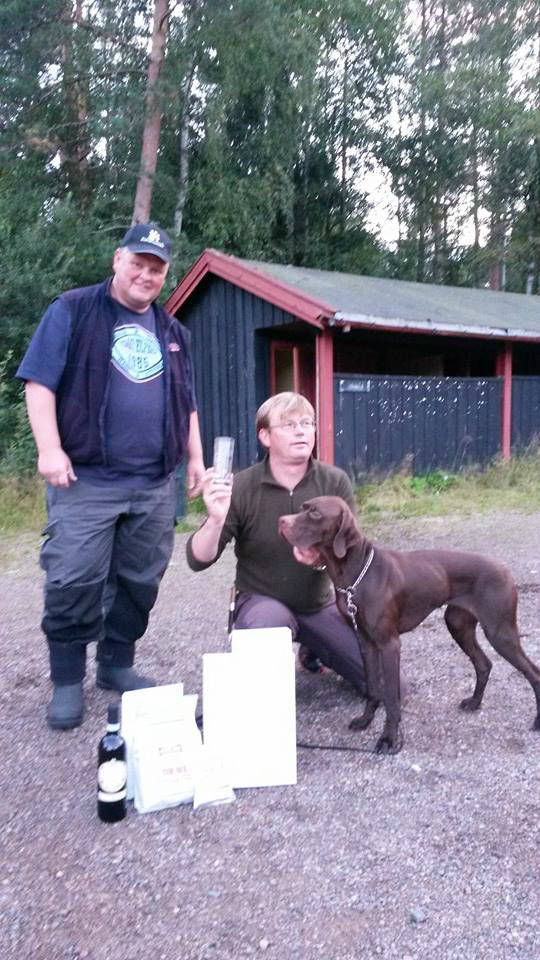 Full klaff etter to flotte fuglearbeider på Østmarkaprøven. Tredje starten i AK for Freia, tredje premien! I tillegg til 1. AK skog ble hun kåret til Østmarkaprøvens beste hund og fikk flotte premier.