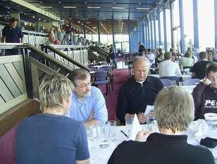 Bak fra venstre Terje Lyssand, Roald Søviknes og vi skimter Jaran Havrevoll.
Forran sitter Tore Andre Totland og Roald Moberg.