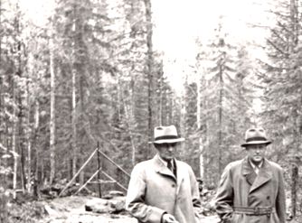 Asiantuntijaretkikunta Otanmäellä kesäkuussa 1940. Vasemmalta DI
K.I. Lavento, DI Matti Häyrynen, vuorineuvos Eero Mäkinen, prof. 
Paavo Haapala ja tutkimustyömaan paikallispäällikkö Mauno Palmunen. Valokuvaaja tuntematon.
Kuva Kainuun museo

